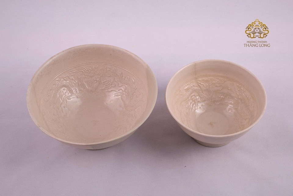 Hình ảnh hai bát sứ ngự dụng Hoàng thành Thăng Long (thế kỷ XV, hiện lưu giữ tại Trung tâm Bảo tồn Di sản Thăng Long-Hà Nội). (Ảnh: TTXVN)