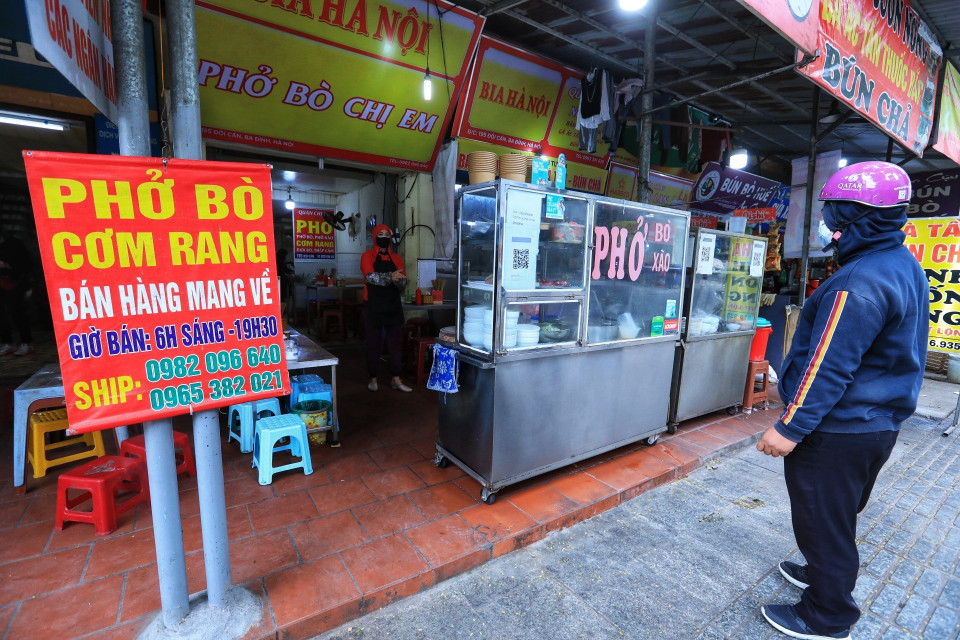 Khách chờ mua hàng mang về trên phố Đội Cấn, quận Ba Đình. (Ảnh: Tuấn Anh/TTXVN)