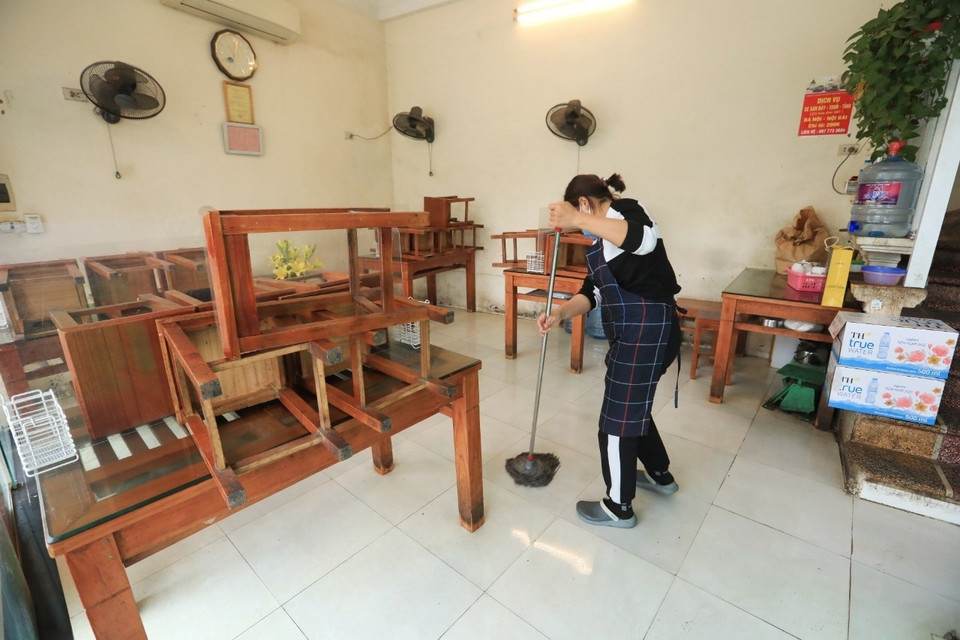 Hộ kinh doanh phố Văn Cao (quận Ba Đình) thực hiện chỉ bán mang về từ 12 giờ ngày 27/12. (Ảnh: Minh Quyết/TTXVN)