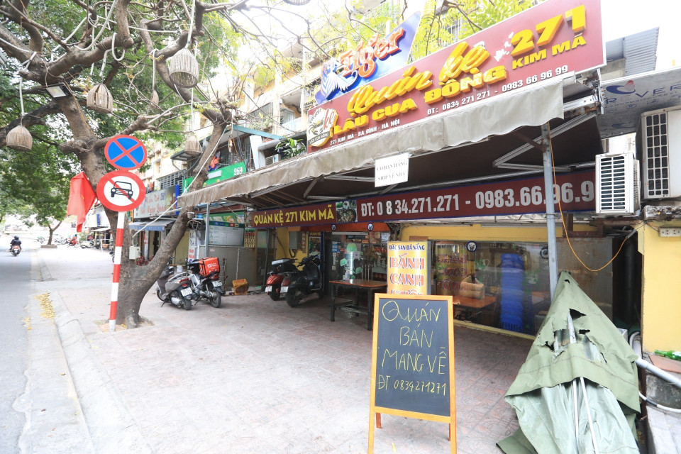 Một cửa hàng bán hàng mang về trên phố Kim Mã, quận Ba Đình. (Ảnh: Tuấn Anh/TTXVN)