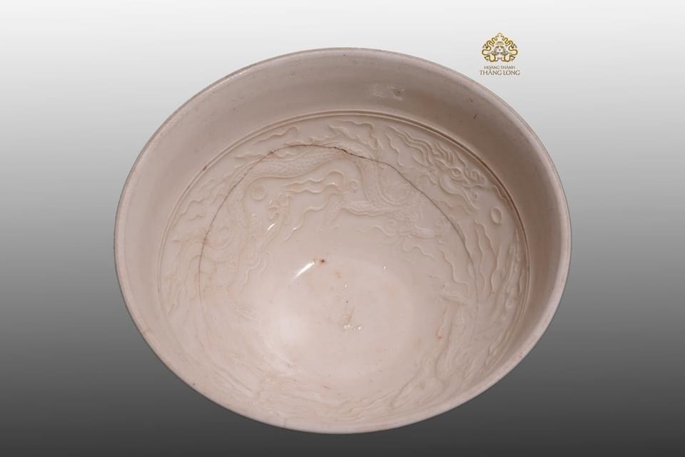 Hai bát sứ ngự dụng Hoàng thành Thăng Long (thế kỷ XV, hiện lưu giữ tại Trung tâm Bảo tồn Di sản Thăng Long-Hà Nội). (Ảnh: TTXVN)