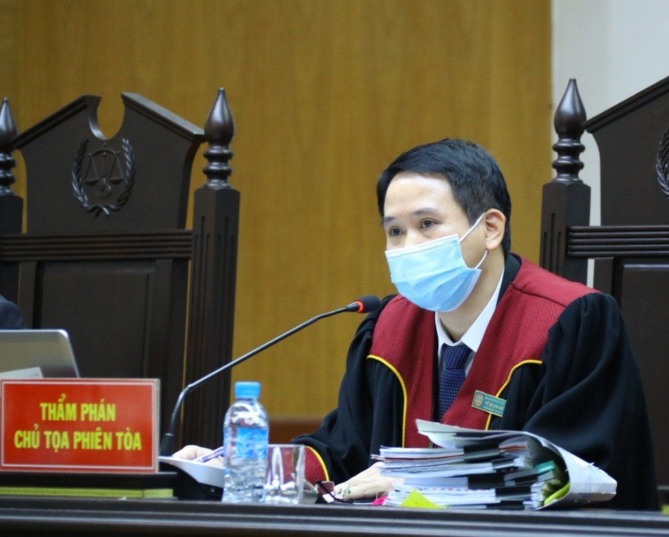 Thẩm phán Vũ Quang Huy, chủ tọa phiên tòa đặt câu hỏi với các bị cáo. (Ảnh: TTXVN)