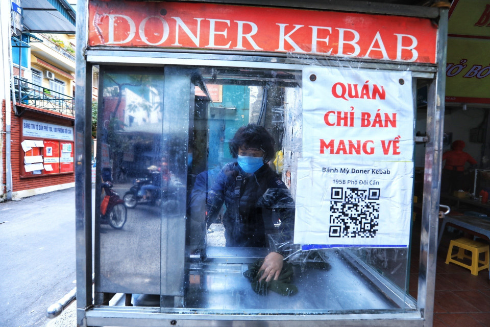 Một cửa hàng bánh mỳ trên phố Đội Cấn, quận Ba Đình dọn dẹp không phục vụ khách ăn tại chỗ theo quy định. (Ảnh: Tuấn Anh/TTXVN)