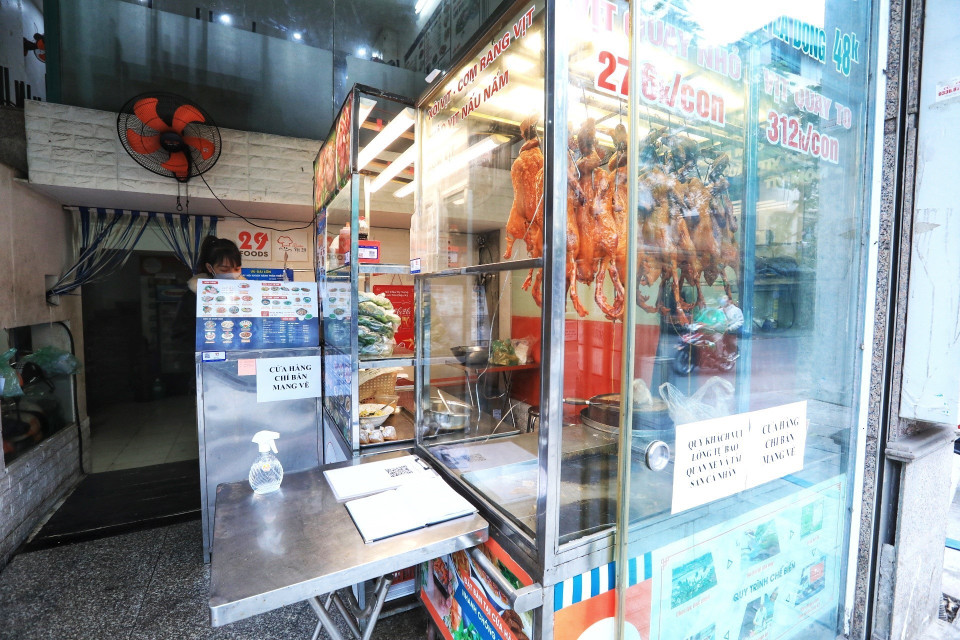 Cửa hàng vịt quay chỉ bán mang về trên phố Đội Cấn, quận Ba Đình. (Ảnh: Tuấn Anh/TTXVN)