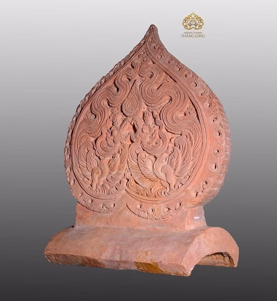 Lá đề chim phượng Hoàng thành Thăng Long (thế kỷ XI, hiện lưu giữ tại Trung tâm Bảo tồn Di sản Thăng Long-Hà Nội). (Ảnh: TTXVN)