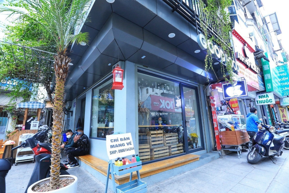 Hộ kinh doanh trên phố Đội Cấn (quận Ba Đình) thực hiện chỉ bán hàng mang về từ 12 giờ ngày 27/12. (Ảnh: Minh Quyết/TTXVN)