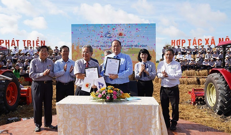Để phát triển xuất khẩu gạo theo yêu cầu các hiệp định thương mại tự do mà VIệt Nam đã ký kết, vấn đề hiện nay là các doanh nghiệp xuất khẩu gạo phải xây dựng được uy tín trên thị trường. Trong ảnh: Ủy ban Nhân dân tỉnh An Giang và Công ty Cổ phần Tập đoàn Lộc Trời (Tập đoàn Lộc Trời) ký Thỏa thuận hợp tác thực hiện Đề án Xây dựng thương hiệu gạo An Giang, Chương trình phát triển Hợp tác xã kiểu mới gắn xây dựng vùng nguyên liệu lúa gạo, lúa nếp… tại tỉnh An Giang. (Ảnh: Công Mạo/TTXVN)