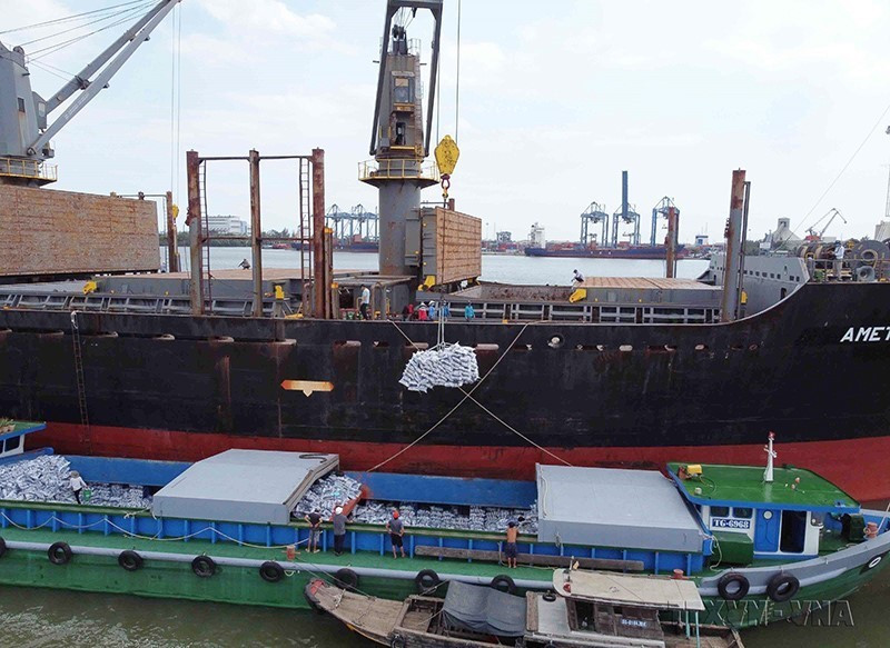 Đẩy mạnh cơ cấu lại ngành hàng lúa gạo này là hết sức cần thiết để phát huy tốt hơn nữa những thành quả đã đạt được, đồng thời khơi dậy những tiềm năng còn chưa được khai phá. Trong ảnh: Bốc xếp gạo xuất khẩu của Tổng công ty Lương thực miền Nam-CTCP (Vinafood 2) tại cảng Sài Gòn. (Ảnh: Vũ Sinh/TTXVN)