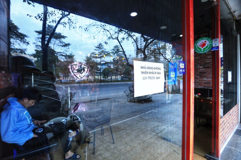 Hộ kinh doanh phố Văn Cao (quận Ba Đình) thực hiện chỉ bán mang về từ 12 giờ ngày 27/12. (Ảnh: Minh Quyết/TTXVN)
