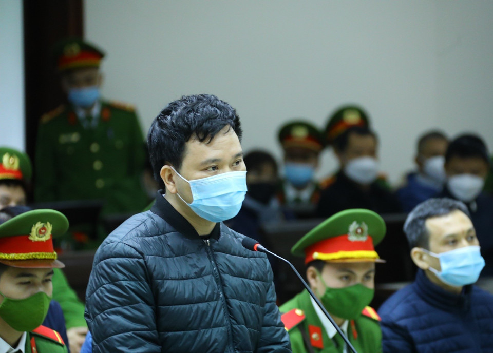 Bị cáo Võ Việt Hùng (sinh năm 1976, cựu Giám đốc Công ty TNHH Đầu tư và phát triển Đông Kinh) khai báo trước tòa. (Ảnh: TTXVN)