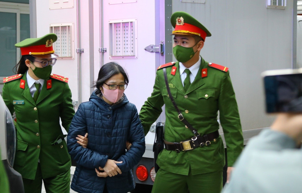 Cảnh sát dẫn giải các bị cáo đến tòa. (Ảnh: TTXVN)