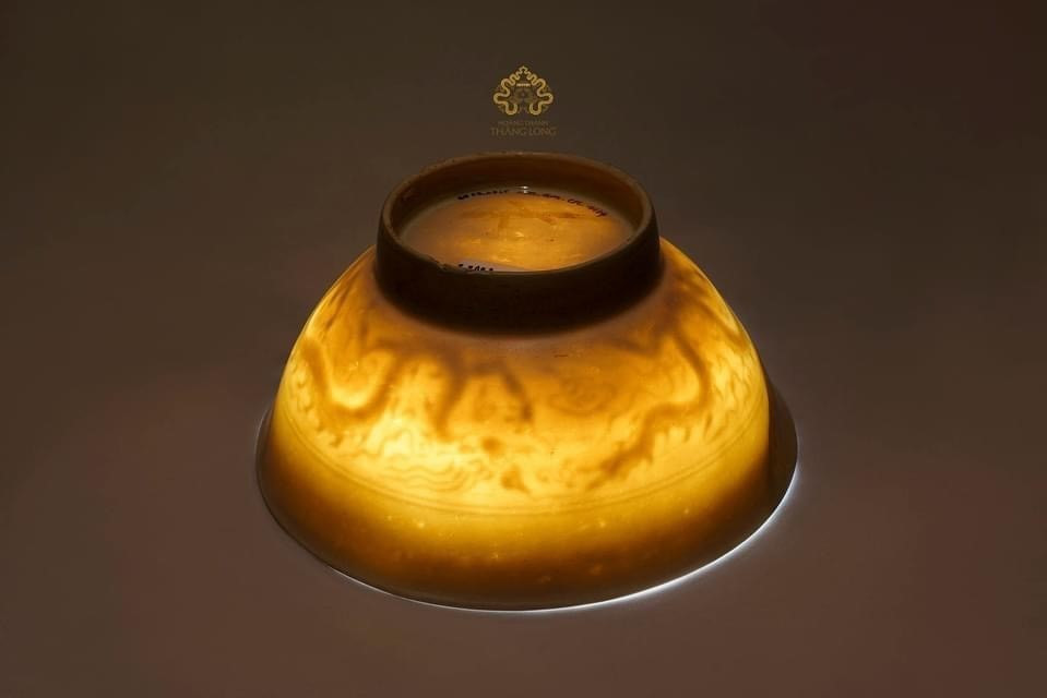 Hai bát sứ ngự dụng Hoàng thành Thăng Long (thế kỷ XV, hiện lưu giữ tại Trung tâm Bảo tồn Di sản Thăng Long-Hà Nội). (Ảnh: TTXVN)