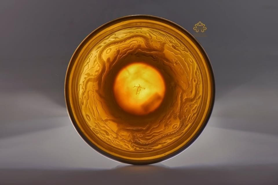 Hình ảnh hai bát sứ ngự dụng Hoàng thành Thăng Long (thế kỷ XV, hiện lưu giữ tại Trung tâm Bảo tồn Di sản Thăng Long-Hà Nội). (Ảnh: TTXVN)