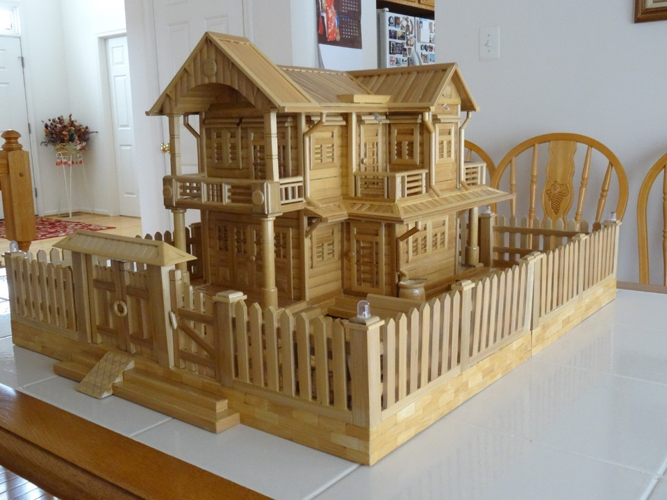 Mô hình biệt thư bằng tre do anh Hồ Em hoàn thành sau gần 3 tháng lắp ghép từng chi tiết nhỏ. (Ảnh: Công Mạo/TTXVN)