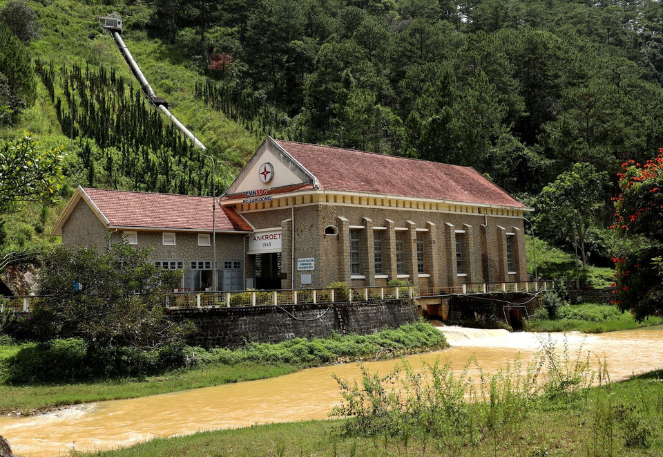Nhìn từ xa, nhà máy thủy điện Ankroet trông như ngôi biệt thự ẩn mình dưới tán thông xanh ngắt. (Ảnh: Ngọc Hà/TTXVN)