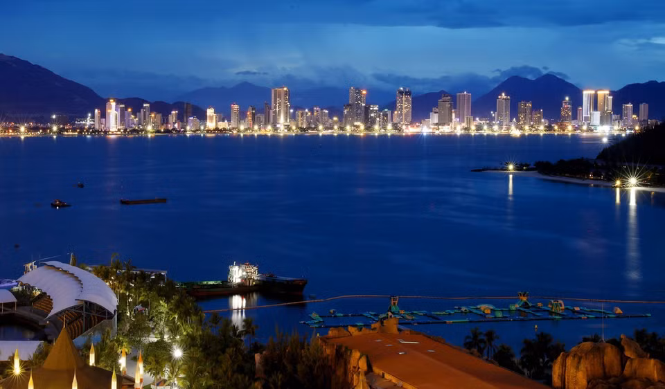 Nha Trang với nhiệt độ ôn hoà trung bình năm là 26,3⁰C, ít bị ảnh hưởng của bão. (Ảnh: Ngọc Hà/TTXVN)