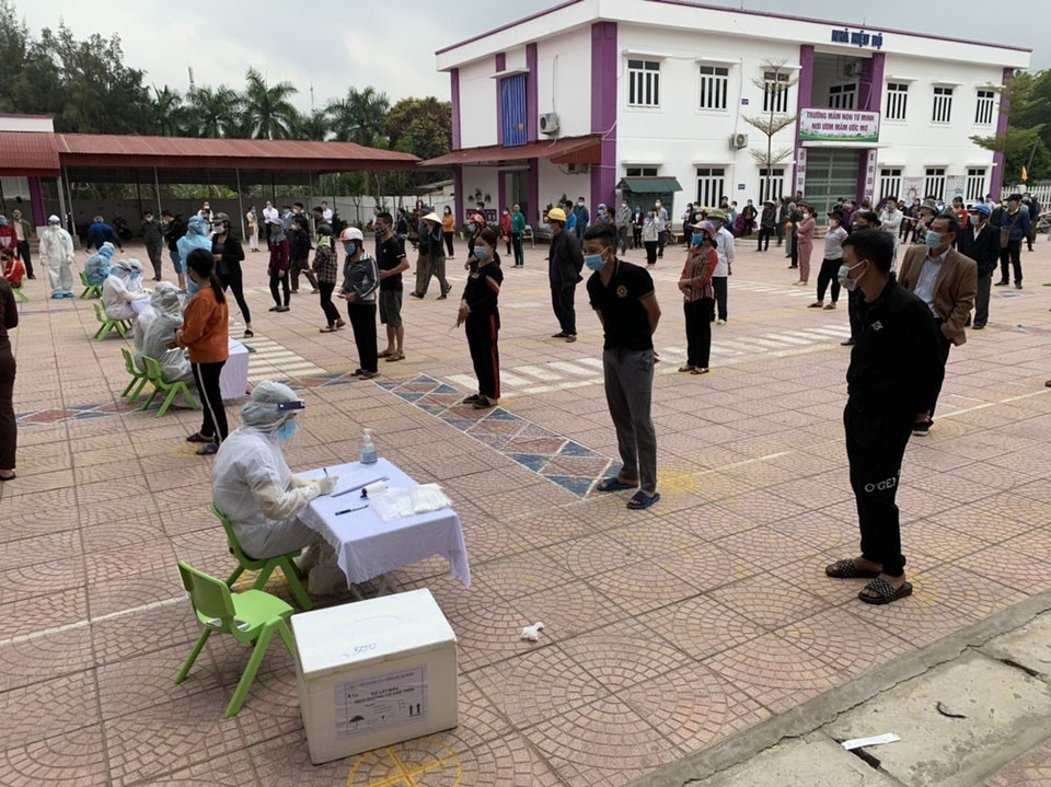 Phường Tứ Minh, thành phố Hải Dương, triển khai lấy mẫu xét nghiệm SARS-CoV-2 trên diện rộng sáng 24/2. (Ảnh: Mạnh Minh/TTXVN)