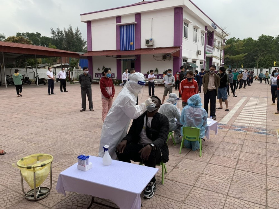 Trong số khoảng trên 800 người được lấy mẫu xét nghiệm tại phường Tứ Minh, thành phố Hải Dương ngày 24/2, có nhiều trường hợp là người nước ngoài đang cư trú trên địa bàn. (Ảnh: Mạnh Minh/TTXVN)