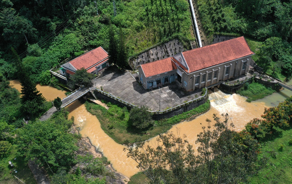 Nhìn từ xa, nhà máy thủy điện Ankroet trông như ngôi biệt thự ẩn mình dưới tán thông xanh ngắt. (Ảnh: Ngọc Hà/TTXVN)