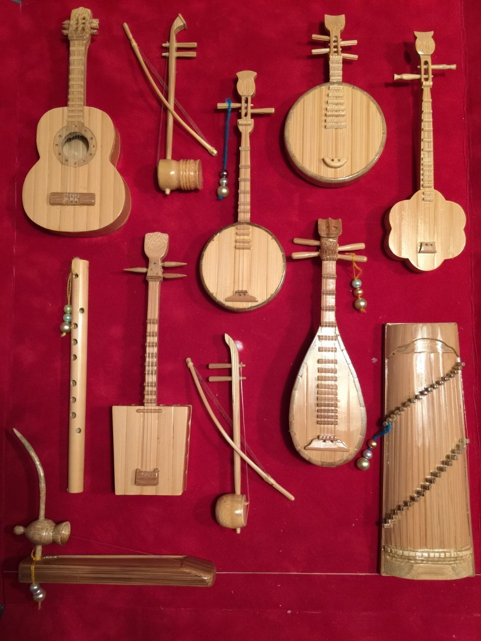 Những sản phẩm độc đáo từ tre do Hồ Em tạo ra. (Ảnh: Công Mạo/TTXVN)