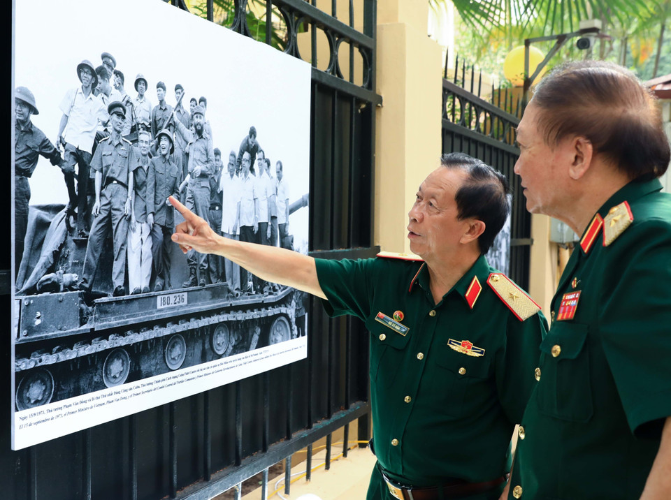 Các đại biểu tham quan triển lãm ảnh "Đại thắng Cuba và Việt Nam". (Ảnh: Hoàng Hiếu/TTXVN)