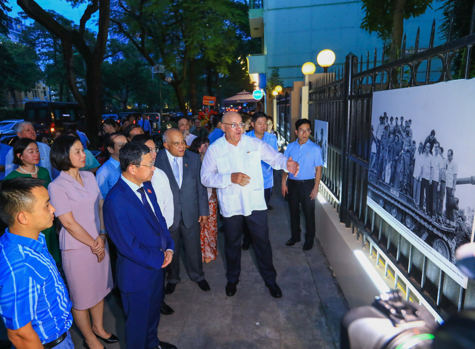 Các đại biểu tham quan triển lãm "Đại thắng Cuba và Việt Nam". (Ảnh: Hoàng Hiếu/TTXVN)