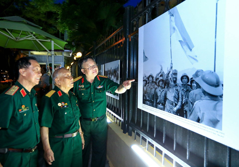 Các đại biểu tham quan triển lãm "Đại thắng Cuba và Việt Nam". (Ảnh: Hoàng Hiếu/TTXVN)