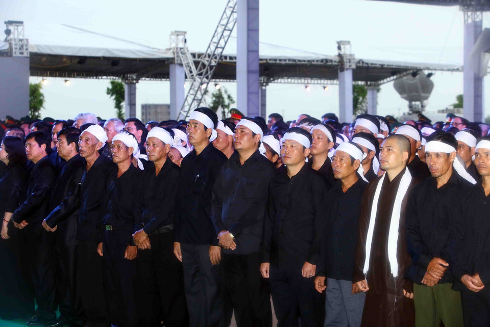 Các đại biểu và người dân dự Lễ truy điệu Chủ tịch nước Trần Đại Quang tại xã Quang Thiện, huyện Kim Sơn, tỉnh Ninh Bình. (Ảnh: TTXVN)