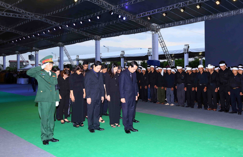 Đoàn Ban Dân vận Tỉnh ủy Ninh Bình viếng Chủ tịch nước Trần Đại Quang tại xã Quang Thiện, huyện Kim Sơn, tỉnh Ninh Bình. (Ảnh: TTXVN)