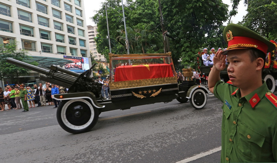  Đoàn xe tang Chủ tịch nước Trần Đại Quang đi qua trụ sở Thông tấn xã Việt Nam. (Ảnh: Ngọc Hà/TTXVN)