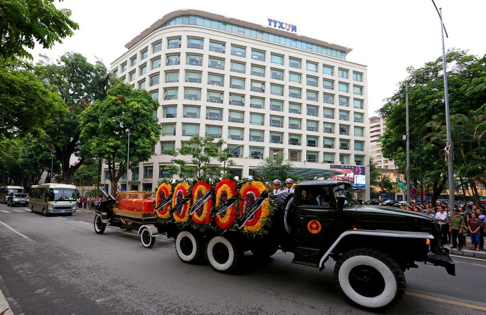  Đoàn xe tang Chủ tịch nước Trần Đại Quang đi qua trụ sở Thông tấn xã Việt Nam. (Ảnh: Ngọc Hà/TTXVN)