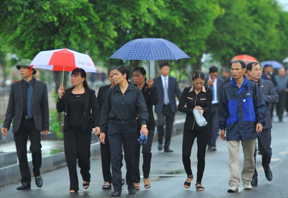 Người dân địa phương đến dự Lễ truy điệu Chủ tịch nước Trần Đại Quang tại xã Quang Thiện, huyện Kim Sơn, tỉnh Ninh Bình. (Ảnh: TTXVN)