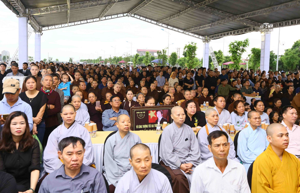Đông đảo người dân dự Lễ Truy điệu Chủ tịch nước Trần Đại Quang tại xã Quang Thiện, huyện Kim Sơn, tỉnh Ninh Bình. (Ảnh: TTXVN)