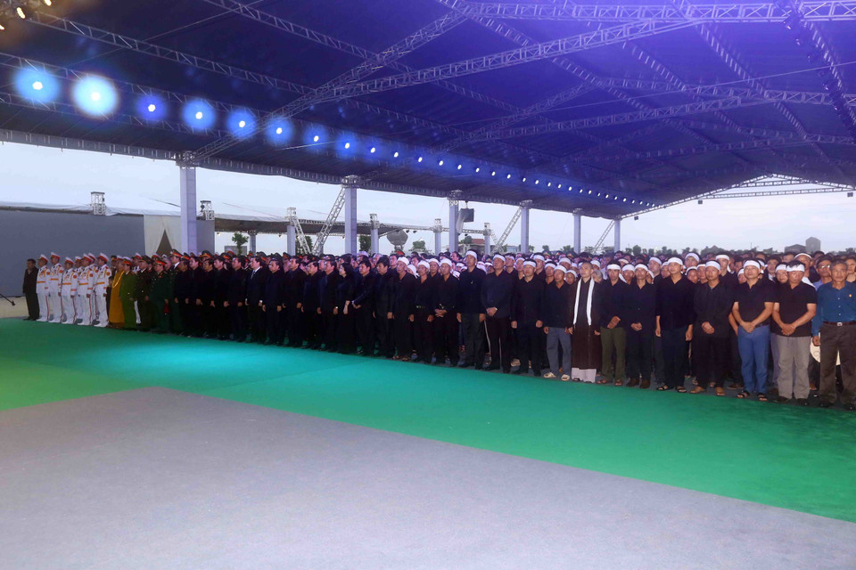 Các đại biểu dự Lễ truy điệu Chủ tịch nước Trần Đại Quang tại xã Quang Thiện, huyện Kim Sơn, tỉnh Ninh Bình. (Ảnh: TTXVN)