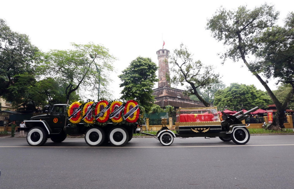 Đoàn xe tang Chủ tịch nước Trần Đại Quang đi qua đường Điện Biên Phủ (Hà Nội). (Ảnh: TTXVN)