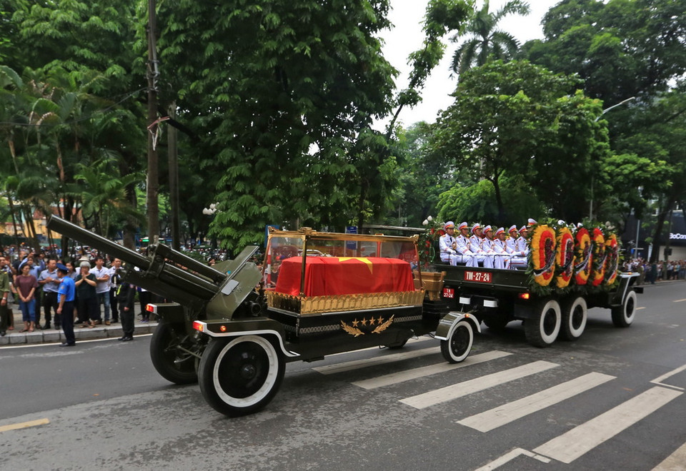  Đoàn xe tang Chủ tịch nước Trần Đại Quang đi qua phố Lê Thánh Tông (Hà Nội). (Ảnh: Ngọc Hà/TTXVN)