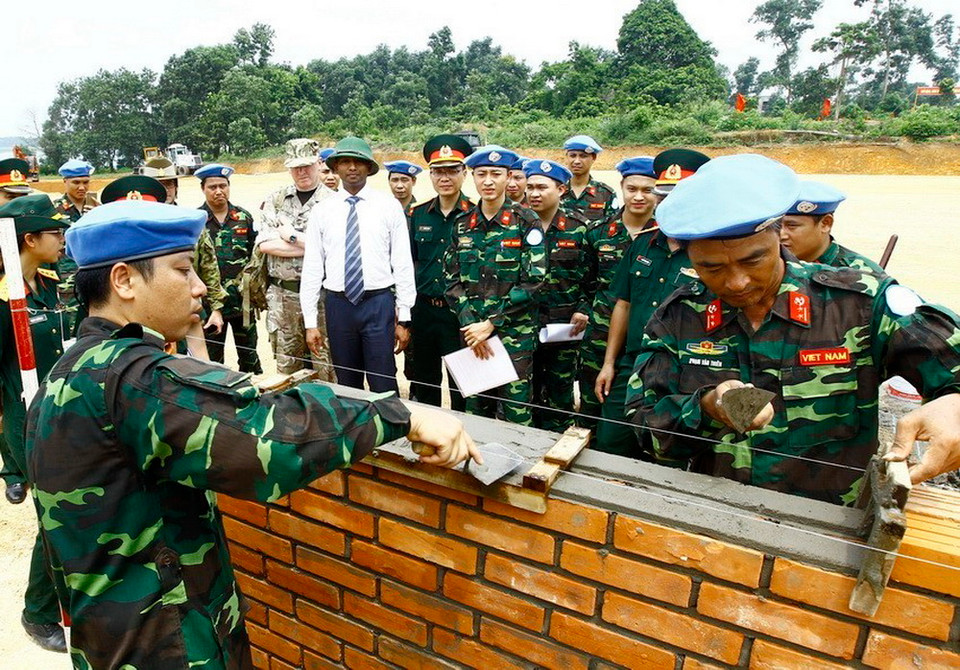 Đoàn đánh giá chất lượng và tư vấn (AAV) của Liên hợp quốc tham quan trình diễn nội dung xây dựng nhà cao tầng của đơn vị Công binh tham gia hoạt động gìn giữ hòa bình Liên hợp quốc, ngày 27/6/2017, tại Lữ đoàn 249, Bộ Tư lệnh Công binh. (Ảnh: An Đăng/TTXVN)
