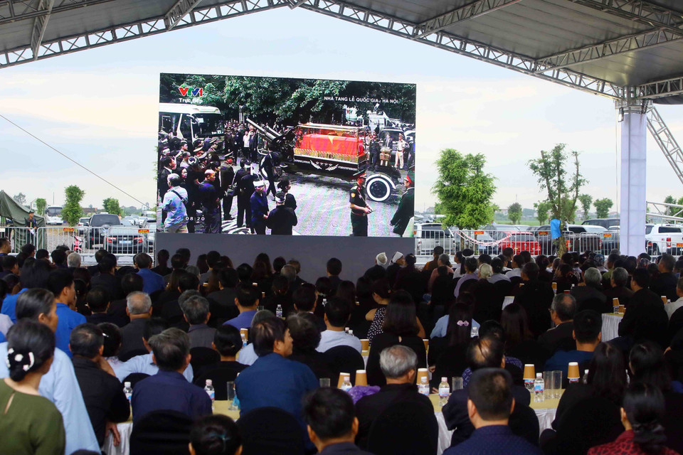 Người dân theo dõi Lễ Truy điệu Chủ tịch nước Trần Đại Quang qua màn hình lớn tại xã Quang Thiện, huyện Kim Sơn, tỉnh Ninh Bình. (Ảnh: TTXVN)