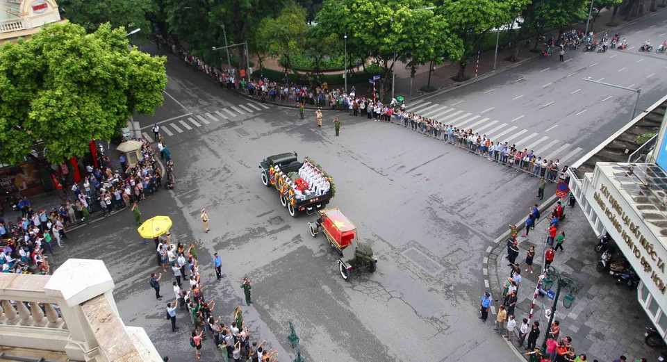 Đoàn xe tang Chủ tịch nước Trần Đại Quang đi qua phố Tràng Tiền-Hàng Khay. (Ảnh: Thanh Tùng/TTXVN)