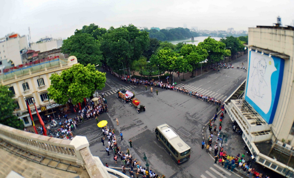 Đoàn xe tang Chủ tịch nước Trần Đại Quang đi qua phố Tràng Tiền-Hàng Khay. (Ảnh: Thanh Tùng/TTXVN)