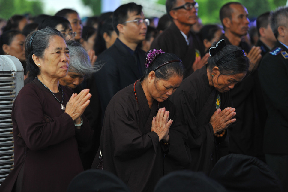 Người dân và Phật tử đến dự Lễ truy điệu Chủ tịch nước Trần Đại Quang tại xã Quang Thiện, huyện Kim Sơn, tỉnh Ninh Bình. (Ảnh: TTXVN)