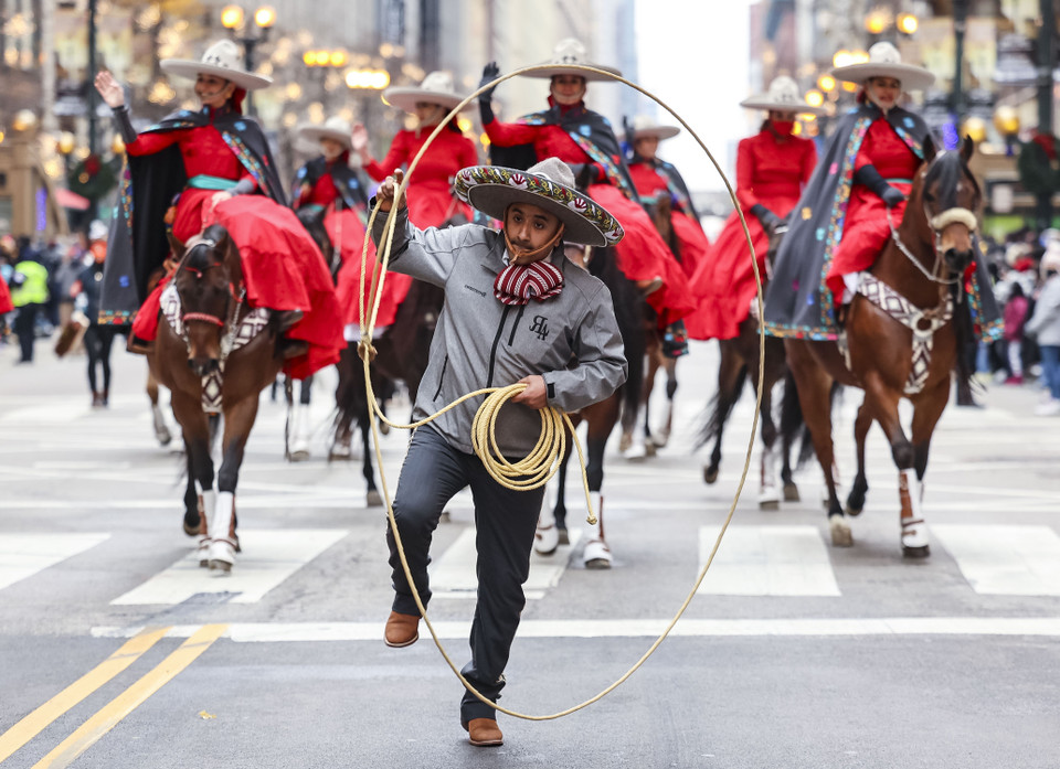 Người dân trong trang phục hóa trang độc đáo tham gia cuộc diễu hành nhân dịp Lễ Tạ ơn ở Chicago, Mỹ, ngày 25/11/2021. (Ảnh: THX/TTXVN)