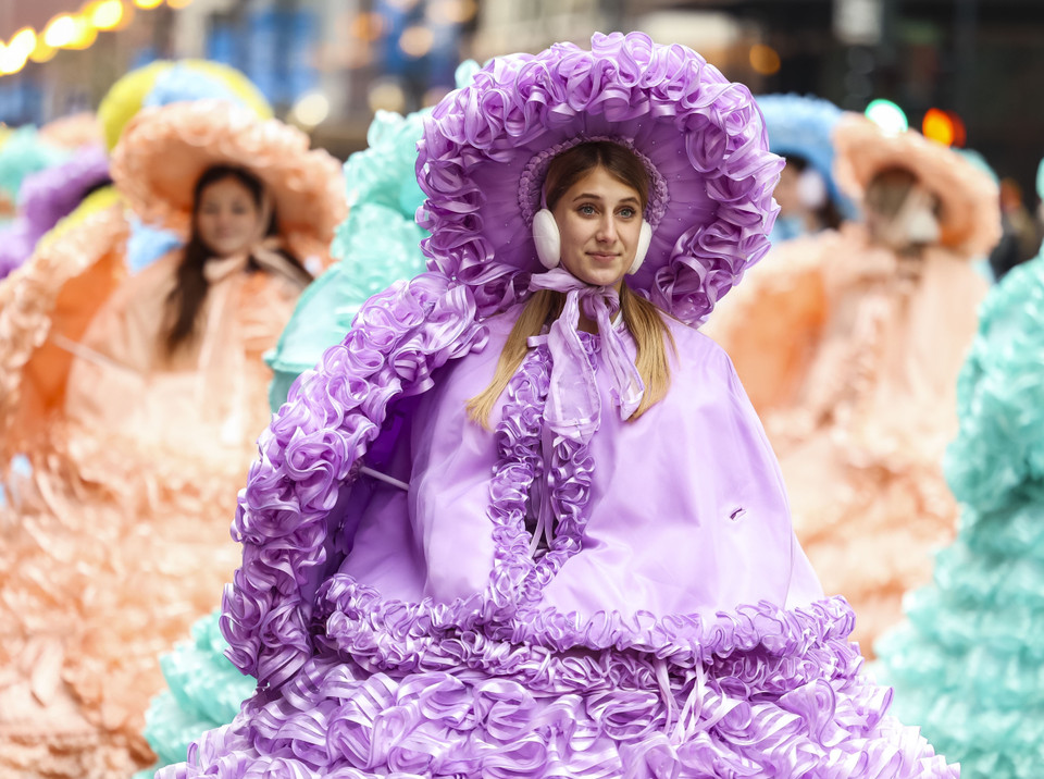 Nghệ sỹ trong trang phục hóa trang sặc sỡ tham gia cuộc diễu hành nhân dịp Lễ Tạ ơn ở Chicago, Mỹ, ngày 25/11/2021. (Ảnh: THX/TTXVN)