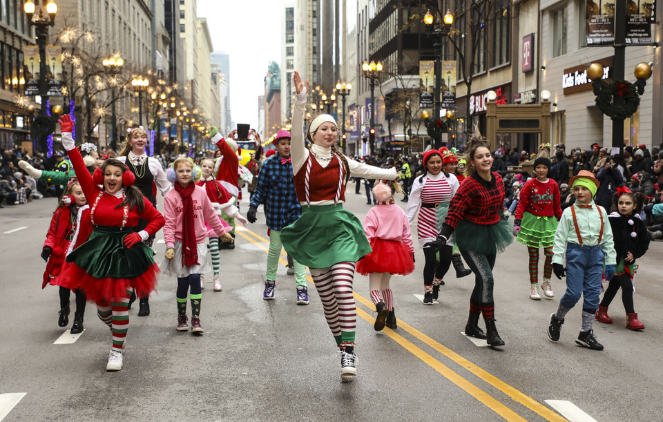 Nghệ sỹ biểu diễn tại cuộc diễu hành nhân dịp Lễ Tạ ơn ở Chicago, Mỹ. (Ảnh: THX/TTXVN)