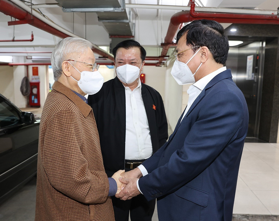 Tổng Bí thư Nguyễn Phú Trọng với các đại biểu tại buổi tiếp xúc cử tri. (Ảnh: Trí Dũng/TTXVN)