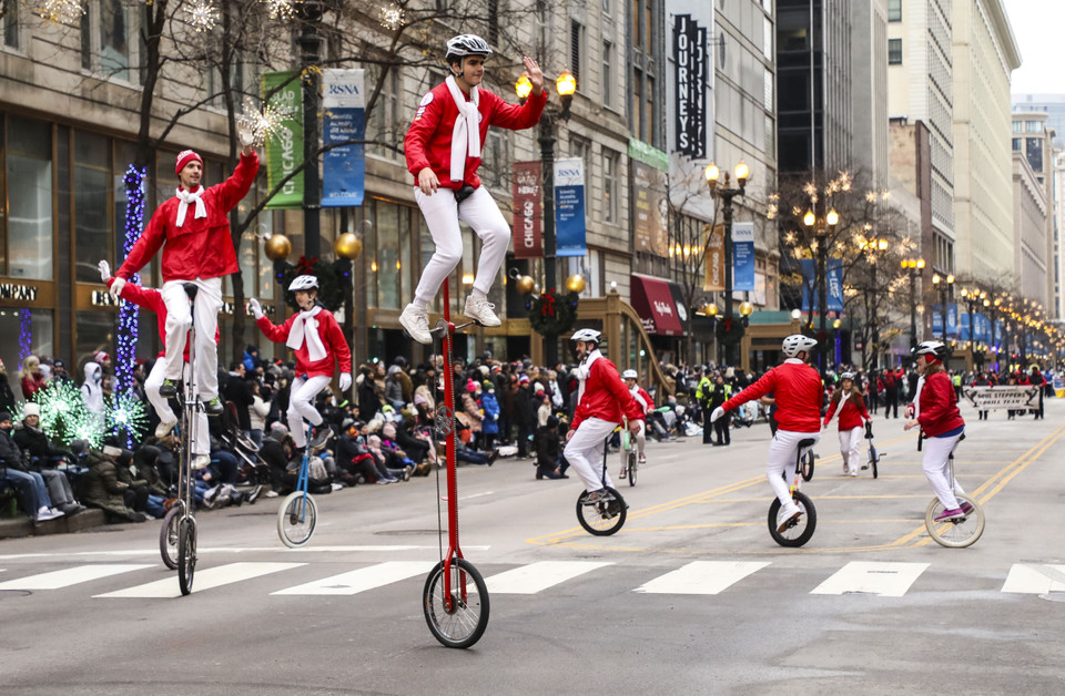 Nghệ sỹ biểu diễn tại cuộc diễu hành nhân dịp Lễ Tạ ơn ở Chicago, Mỹ. (Ảnh: THX/TTXVN) 