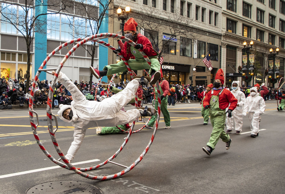 Hàng trăm nghìn người dân New York ngày 25/11/2021 đã nô nức xếp hàng dài tới gần 4km trên các con đường ở thành phố New York (Mỹ), tận hưởng lại không khí náo nhiệt của cuộc diễu hành hàng năm nhân dịp Lễ Tạ ơn. (Ảnh: THX/TTXVN)