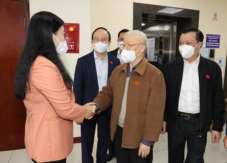 Tổng Bí thư Nguyễn Phú Trọng dự Hội nghị đại biểu Quốc hội tiếp xúc cử tri báo cáo kết quả Kỳ họp thứ hai, Quốc hội khoá XV với cử tri các quận Ba Đình, Đống Đa, Hai Bà Trưng. (Ảnh: Trí Dũng/TTXVN)