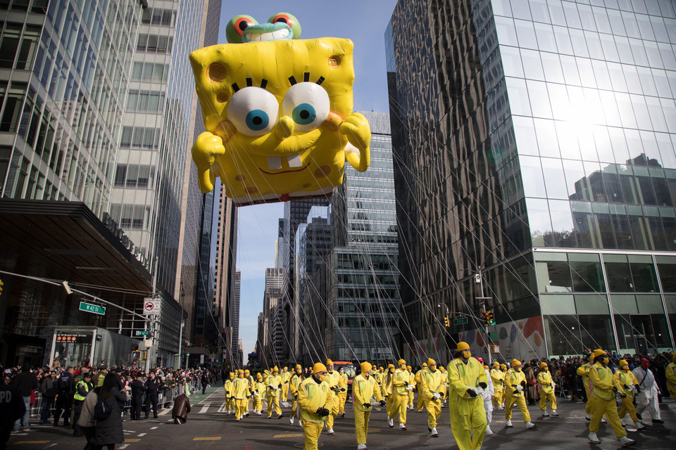 Quy mô của cuộc diễu hành Lễ Tạ ơn đặc trưng của hãng bán lẻ Macy's năm nay đã trở lại như trước sau khi phải thu hẹp và chủ yếu diễn ra theo hình thức trực tuyến vào năm ngoái trong bối cảnh dịch COVID-19 bùng phát nghiêm trọng. (Ảnh: THX/TTXVN)