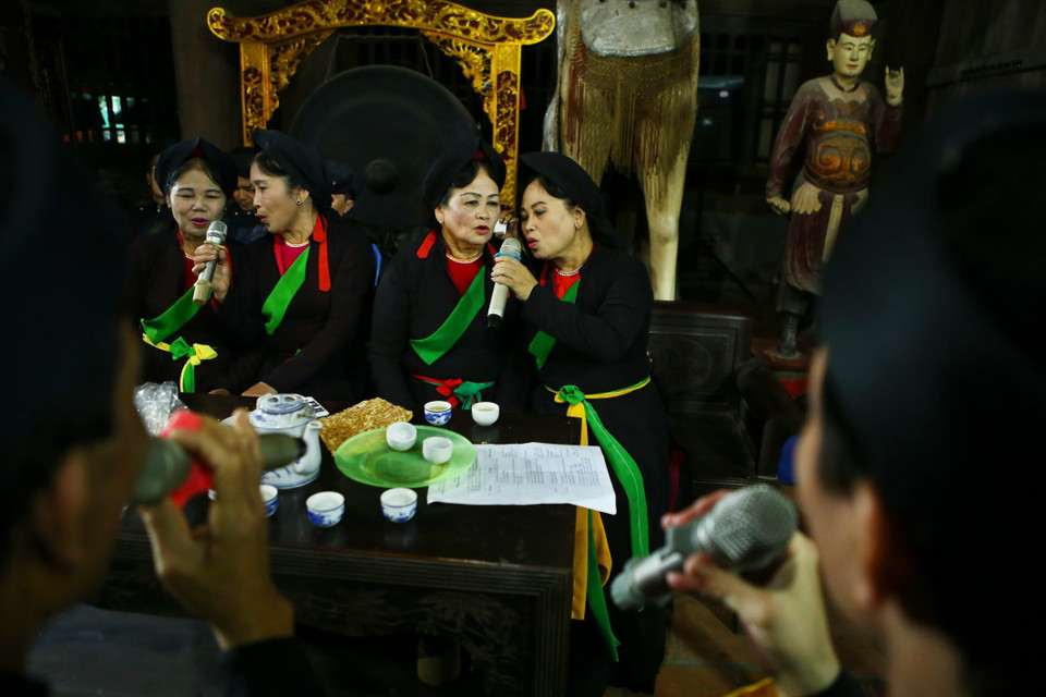Liền anh, liền chị biểu diễn Canh quan họ cổ tại huyện Việt Yên, Bắc Giang. (Ảnh: Minh Quyết/TTXVN)